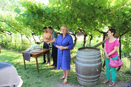 tl_files/images-nachrichten/04_wein/Regener/Christine Endrizzi in der Pergel.JPG