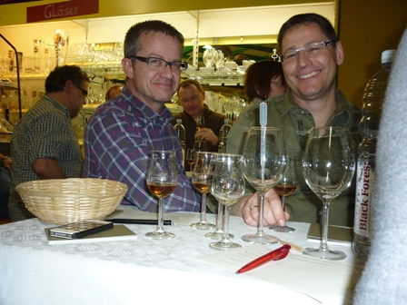 tl_files/images-nachrichten/05_whiskey/Bowmore Tasting/2 Jungs mit guter Laune.JPG